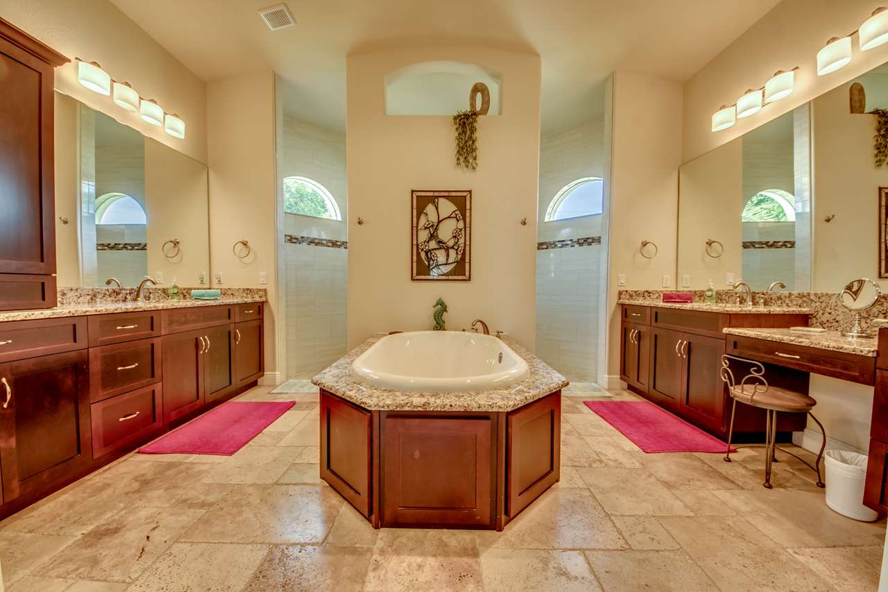 Villa La Favorita – Master Bathroom 1280